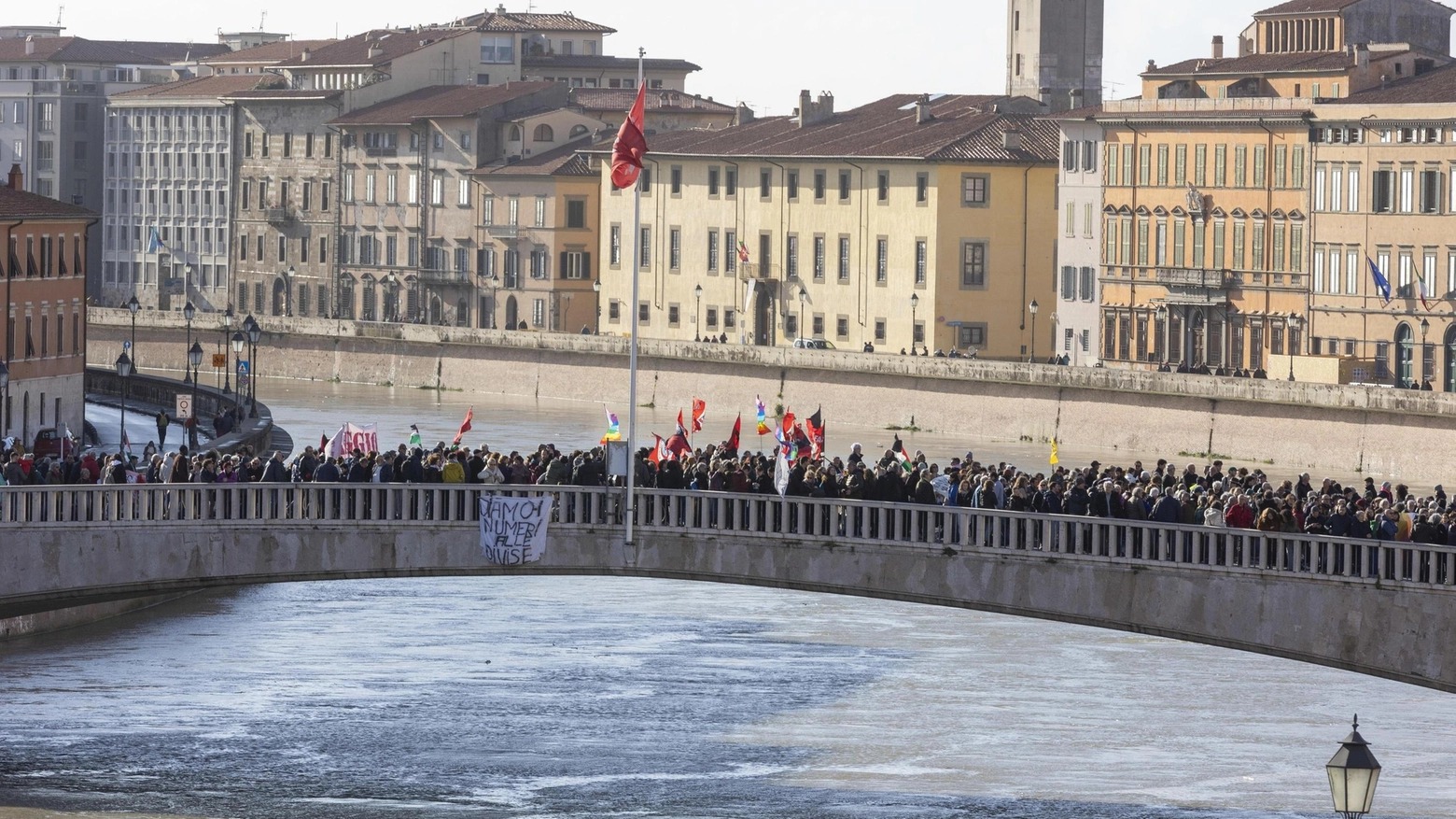 Balli, canti e striscioni. I colori del dissenso. Da una piazza all’altra attraverso il centro