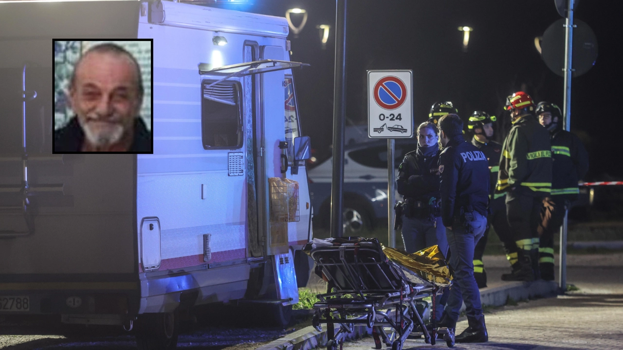 I rilievi dei vigili del fuoco all'esterno del camper in viale Pieraccini (foto Giuseppe Cabras/New Press Photo); nel riquadro la vittima, Franco Mariotti