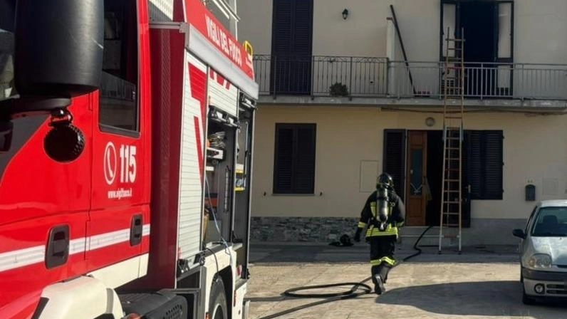 I vigili del fuoco sul posto. Le fiamme sono partite dalla camera da letto