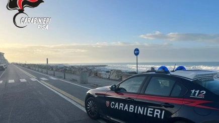Una gazzella dei carabinieri sul litorale pisano (foto Carabinieri)