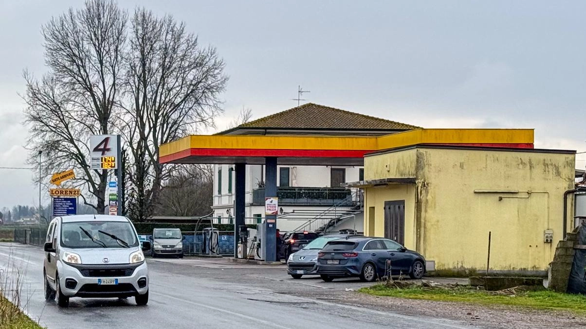 Il distributore in località Capanna dove è stato soccorso il ferito (Goiorani)