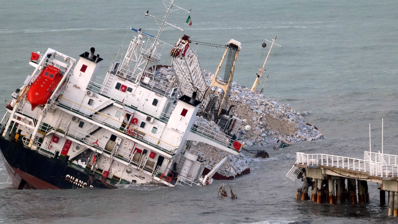 Le immagini di quel gigante arenato: i danni al pontile, la paura sversamento, le irregolarità