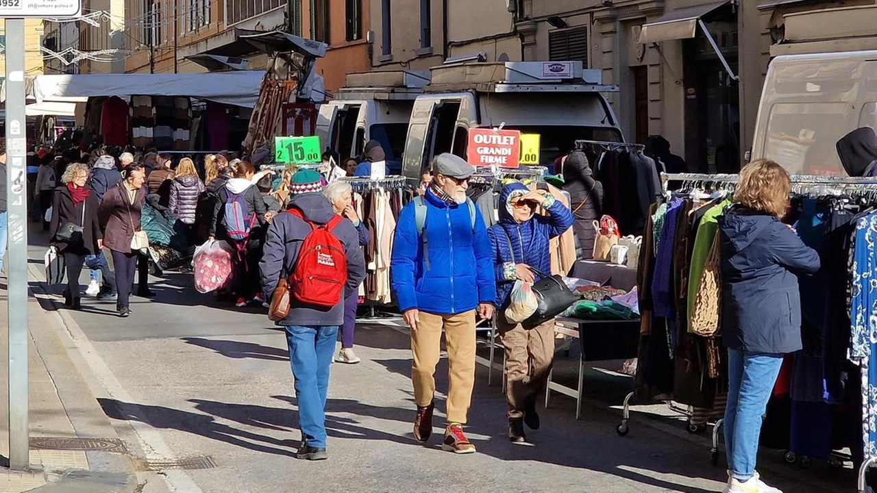 Via Atto Vannucci durante una giornata di mercato