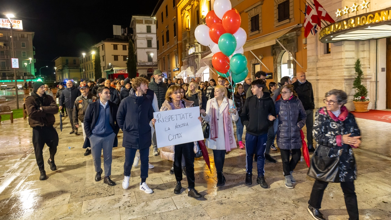 La sfilata per chiedere più sicurezza è stata organizzata da Michela Caruso titolare della Pasticceria Sweet di viale Balducci (Foto Goiorani)