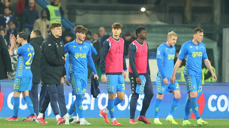 L'Empoli, sconsolato, lascia il prato del "Castellani": ha appena perso 0-5 contro l'Atalanta (Gasperini / Fotocronache Germogli)