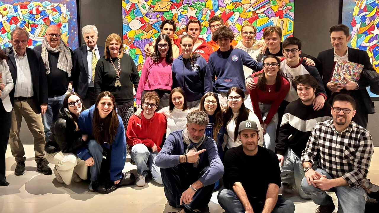 Uno scatto dell’incontro che si è svolto ieri fra l’artista. Skim e gli studenti del liceo XXV aprile