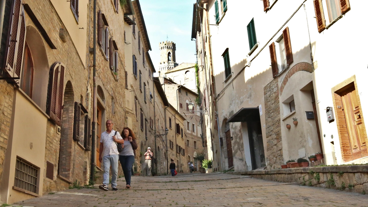 Secondo i dati Istat 2023, la popolazione di Volterra è scesa a 9.498 abitanti. Un trend negativo che prosegue da molti anni (foto d’archivio)