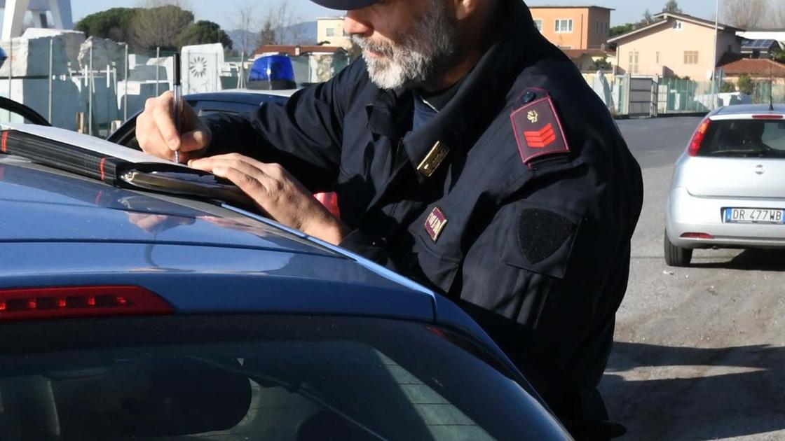 Spacciava droga a domicilio nascosta in in vasetti alimentari. Arrestato 45enne dalla polizia