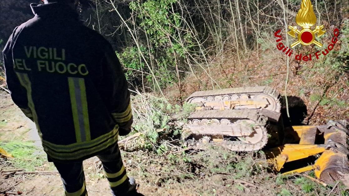 Si ribalta con il trattore e muore sul colpo. Tragedia in campagna