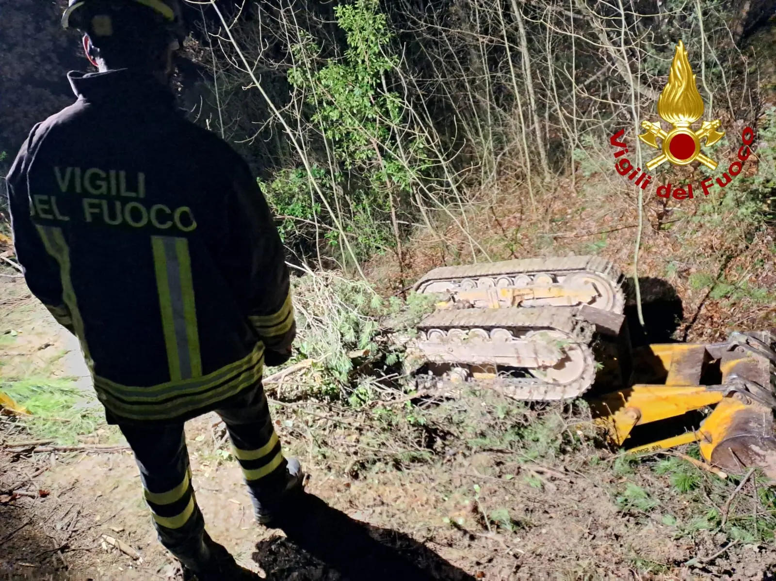 Si ribalta con il trattore e muore sul colpo. Tragedia in campagna