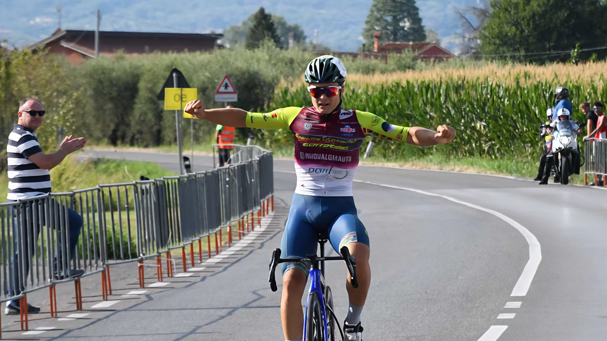 L’arrivo in solitaria di Cozzani (Team Ballerini) nel Trofeo di Chiesanuova