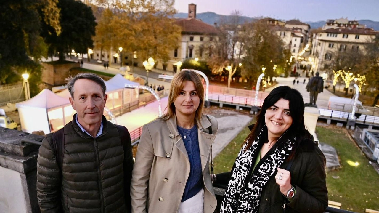 La pista di pattinaggio sul ghiaccio inaugurata ieri pomeriggio per le autorità: il via da lunedì pomeriggio (foto Alcide)