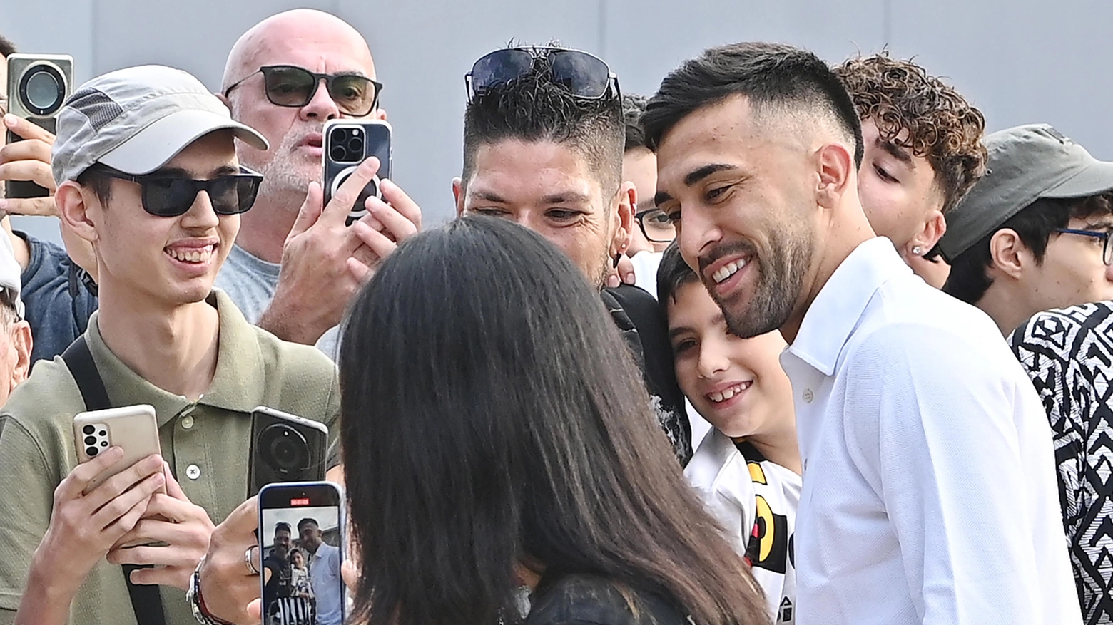 L'argentino passa alla Juventus, che con dovizia di particolari spiega l'affare. Molto più scarno il comunicato della Fiorentina