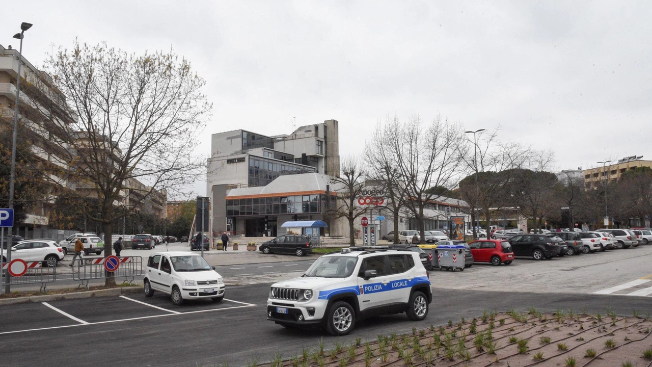 Piazza Alvaro Chiabolotti, nel cuore di Ponte San Giovanni, è strategica per la presenza di servizi, uffici e negozi