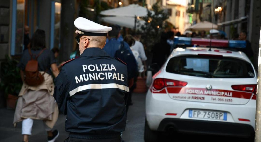 https://www.lanazione.it/image-service/view/acePublic/alias/contentid/ZTA2MWMxYTItNjQwNi00/0/polizia-municipale-immagine-di-repertorio.jpeg