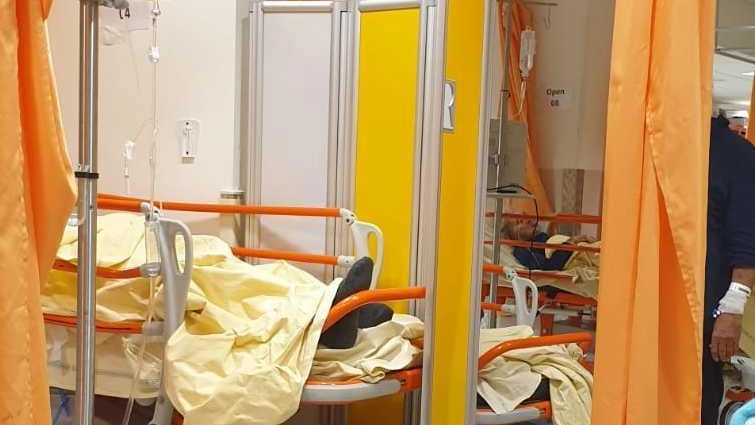 Poche  certezze dopo il triage: "In scena un lungo tira e molla sulla pelle di chi sta male"