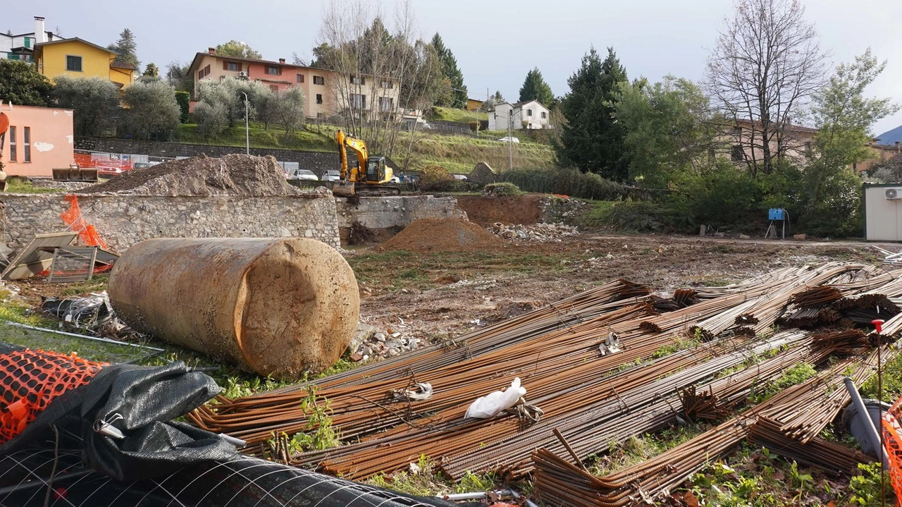 Abbattuta la vecchia palazzina; a destra, Letizia Casani dell’Asl (foto Borghesi)