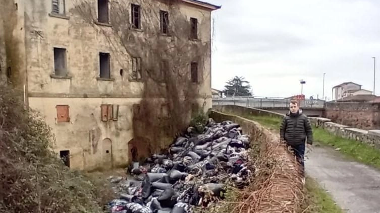 L’ingente cumulo di sacchi neri a Villa Baldi, per la rimozione si dovrà attendere la fine delle indagini della Procura