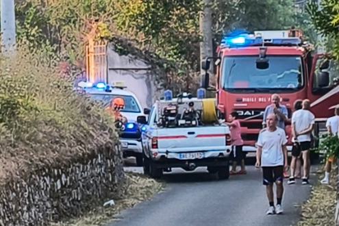 I vigili del fuoco e l'intervento sull'incendio accaduto a Vangile, frazione di Massa e Cozzile