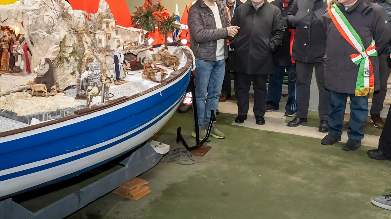 La "Barca del Giubileo" di Limite sull'Arno esposta a San Pietro: un presepe meccanizzato ispirato al logo del Giubileo, benedetto dal vescovo di Pistoia e apprezzato a La Verna, sarà inaugurato il 8 dicembre.