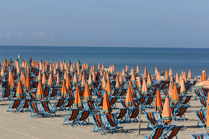 Sciopero stabilimento balneari litorale pisano bagni con ombrelloni chiusi