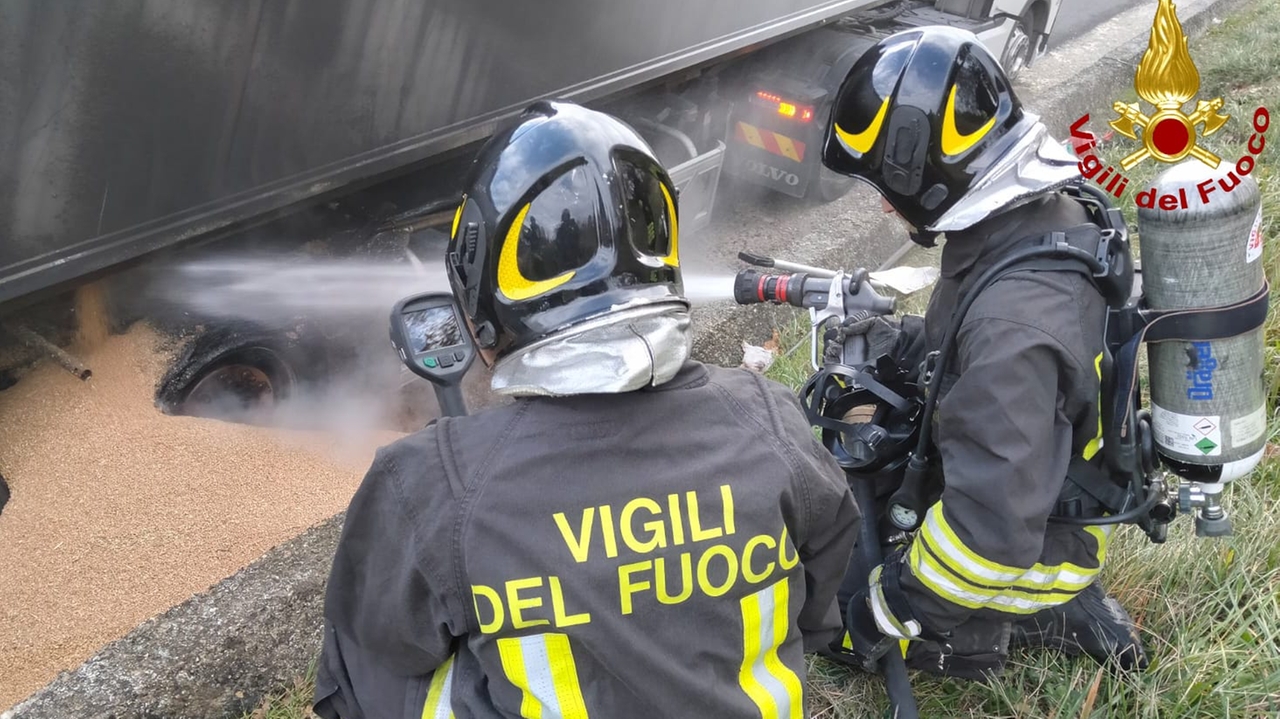 I vigili del fuoco in azione per spegnere l'incendio