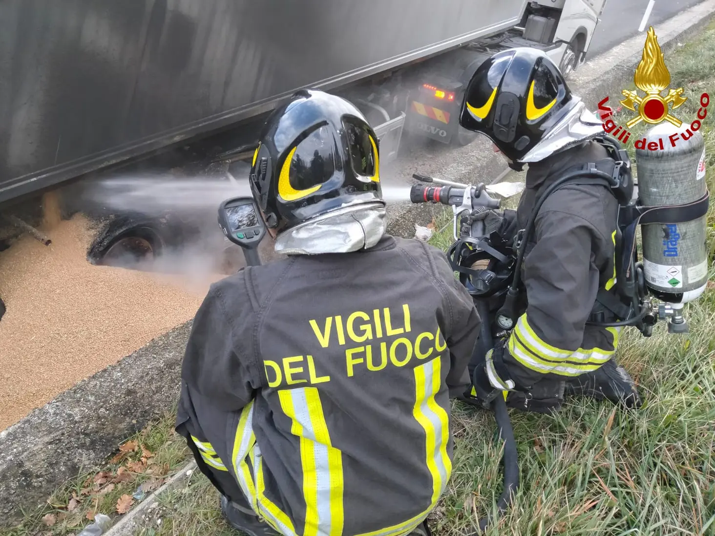 Ruote del tir a fuoco, intervengono i vigili del fuoco