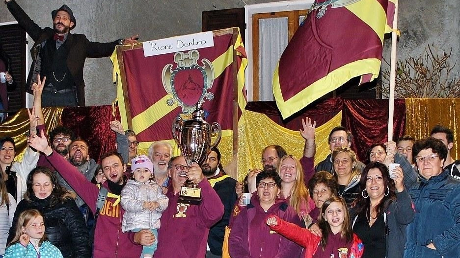 Il Rione Dentro vince la 45ª Festa del Marrone di Campiglia d’Orcia, con allestimenti e animazioni ispirati a Dante, Dickens e alla televisione.