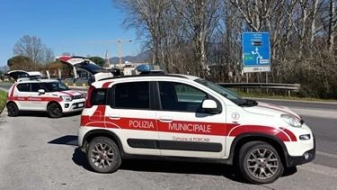 Privo di assicurazione, intercettato dalla Municipale di Porcari e dalla Polizia provinciale, tenta la fuga sulla Romana ma gli agenti...