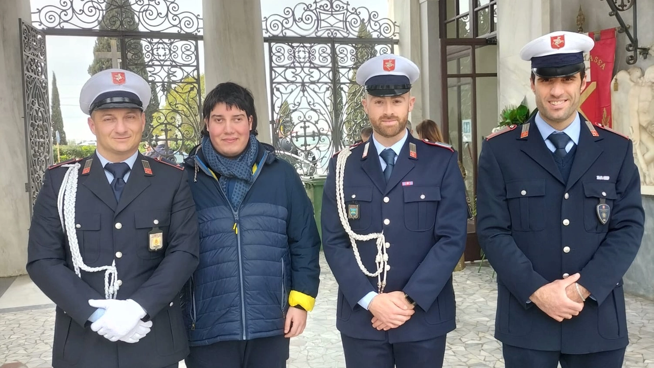 Davide Vanelli del comando di polizia municipale di Massa con il giovane musicista Jonathan Mazzei e due colleghi vigili urbani durante un evento