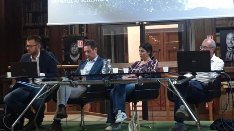 Un momento dell’incontro che si è tenuto a Firenze e che ha avuto al centro del dibattito il futuro del parco eolico tra progetti e domande, in particolare dei comitati e degli abitanti dei luoghi interessati dall’opera