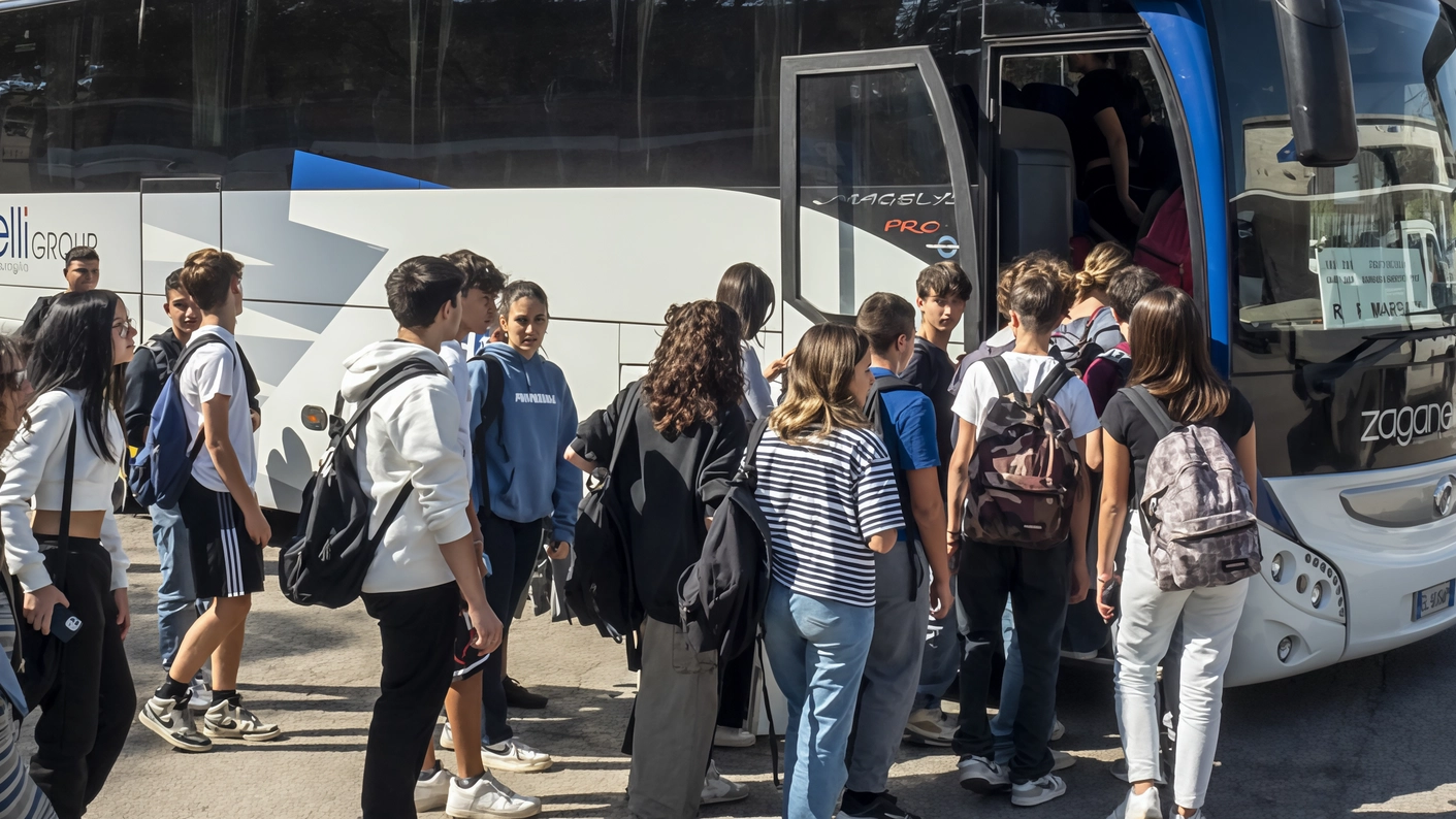 Palpeggia ragazzine sul bus. Condannato a 4 anni e mezzo. In sette lo hanno denunciato