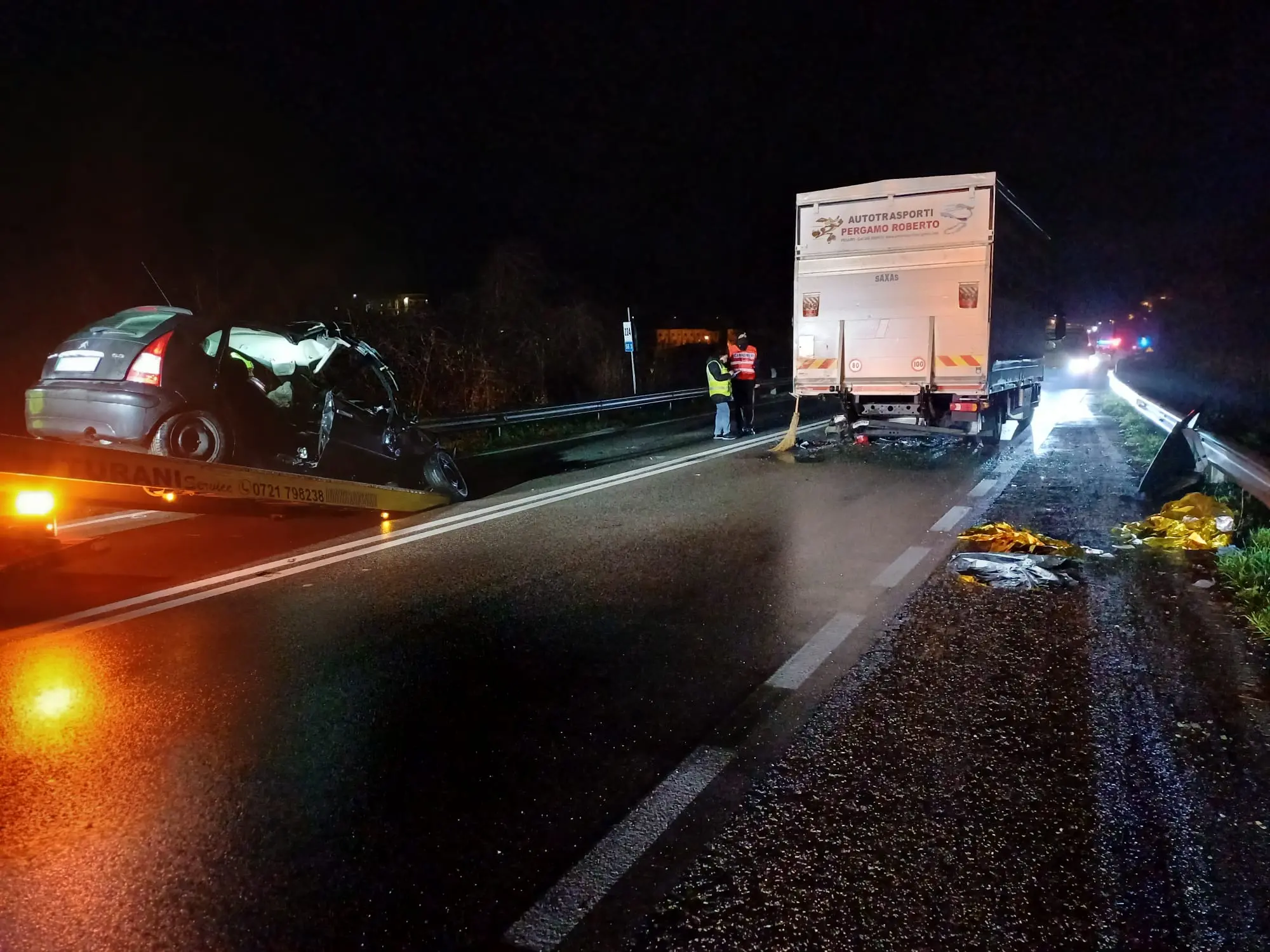 Muore in incidente padre di due gemelli: tragico scontro con un camion, inutili i soccorsi