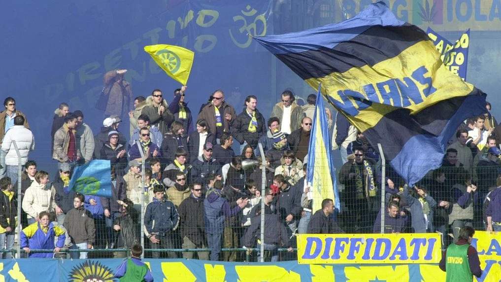 Tifosi della Carrarese allo Stadio dei Marmi