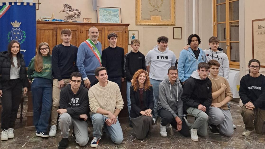 Calci: festeggiati in Comune i neo 18enni e i diplomati con il massimo dei voti