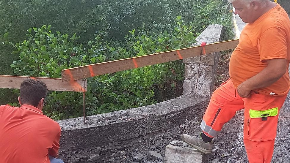 Le maestranze di Publiacqua intervenute sul posto per l’intervento di riparazione del tubo di ghisa rotto a inizio settimana