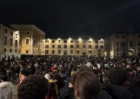 @chebelloèincava. Centinaia di ventenni all’invasione pacifica di Piazza dei Cavalieri