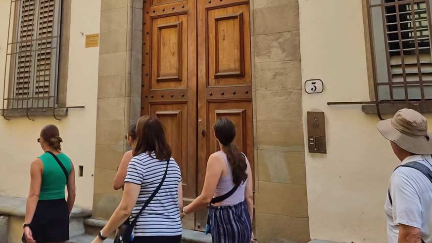 L’entrata del palazzo Bargellini, in una via molto battuta dai turisti