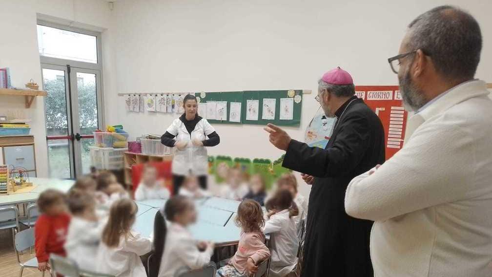 L’arcivescovo alla scuola Santa Dorotea. Saluto nella nuova sede agli ex Artigianelli