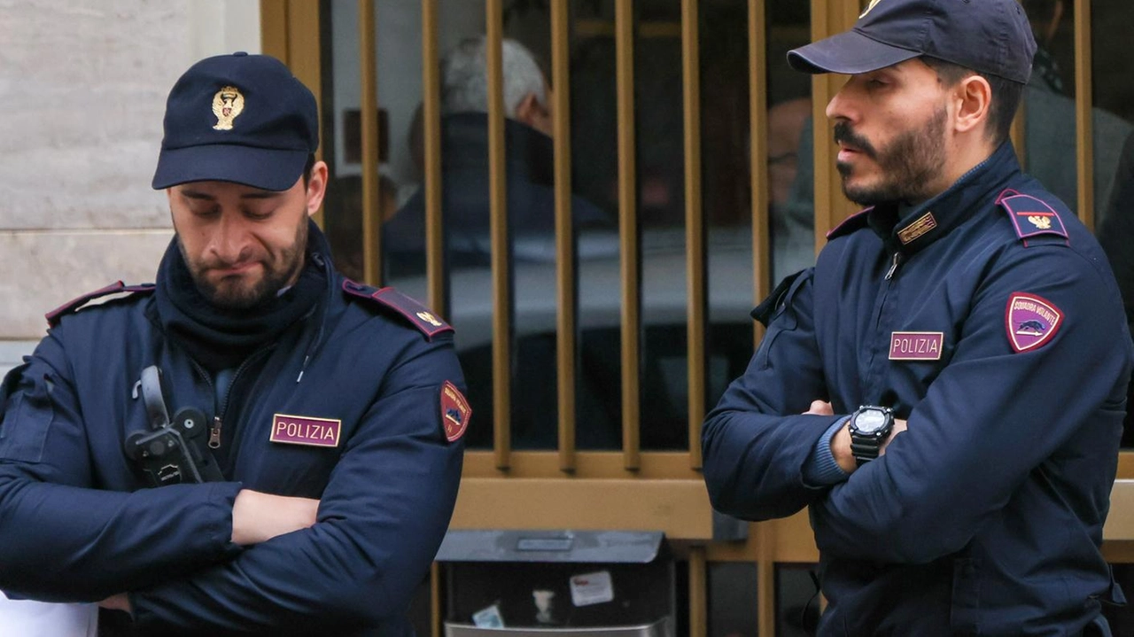 Episodio rocambolesco in via Viviani dove un 23enne ha spruzzato spray urticante contro due poliziotti (foto archivio FotocronacheGermogli)