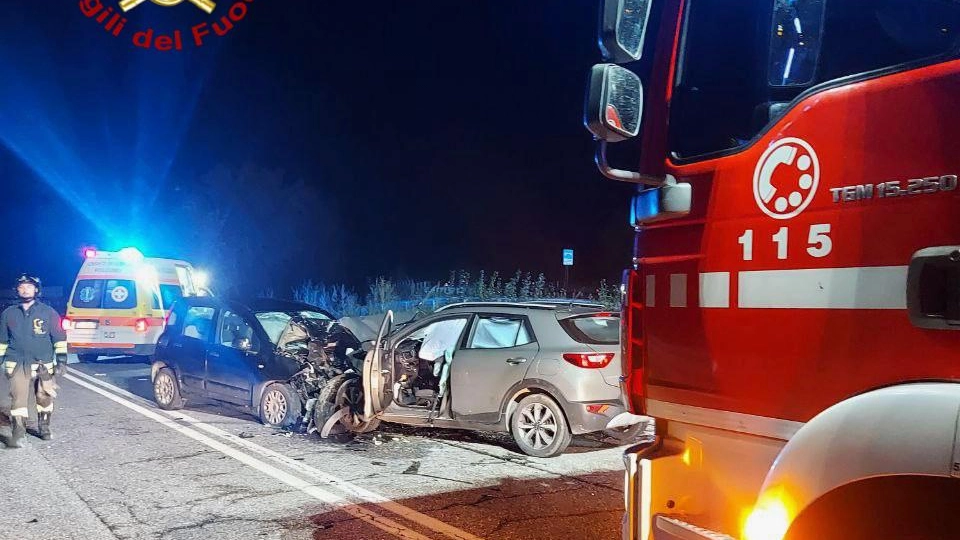 Le due auto coinvolte nel tragico impatto avvenuto nel tratto folignate della Statale Flaminia (foto vigili del fuoco)