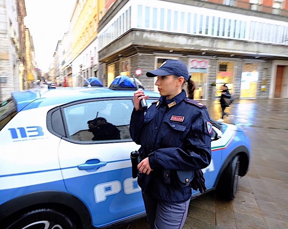 https://www.lanazione.it/image-service/view/acePublic/alias/contentid/ZTFhZjRjNTQtMjdjOS00/0/polizia-foto-di-repertorio.jpeg