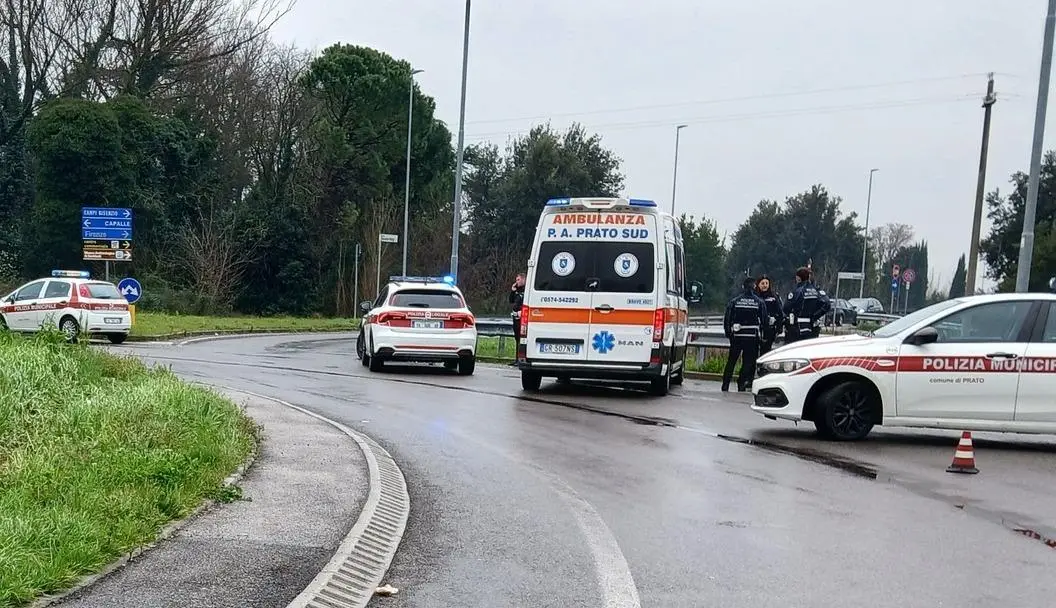 Forza l’alt e provoca un incidente. Era senza patente, inseguito in città