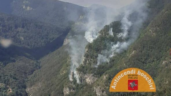 Incendio scoppiato nei boschi sopra Cutigliano (Pistoia)