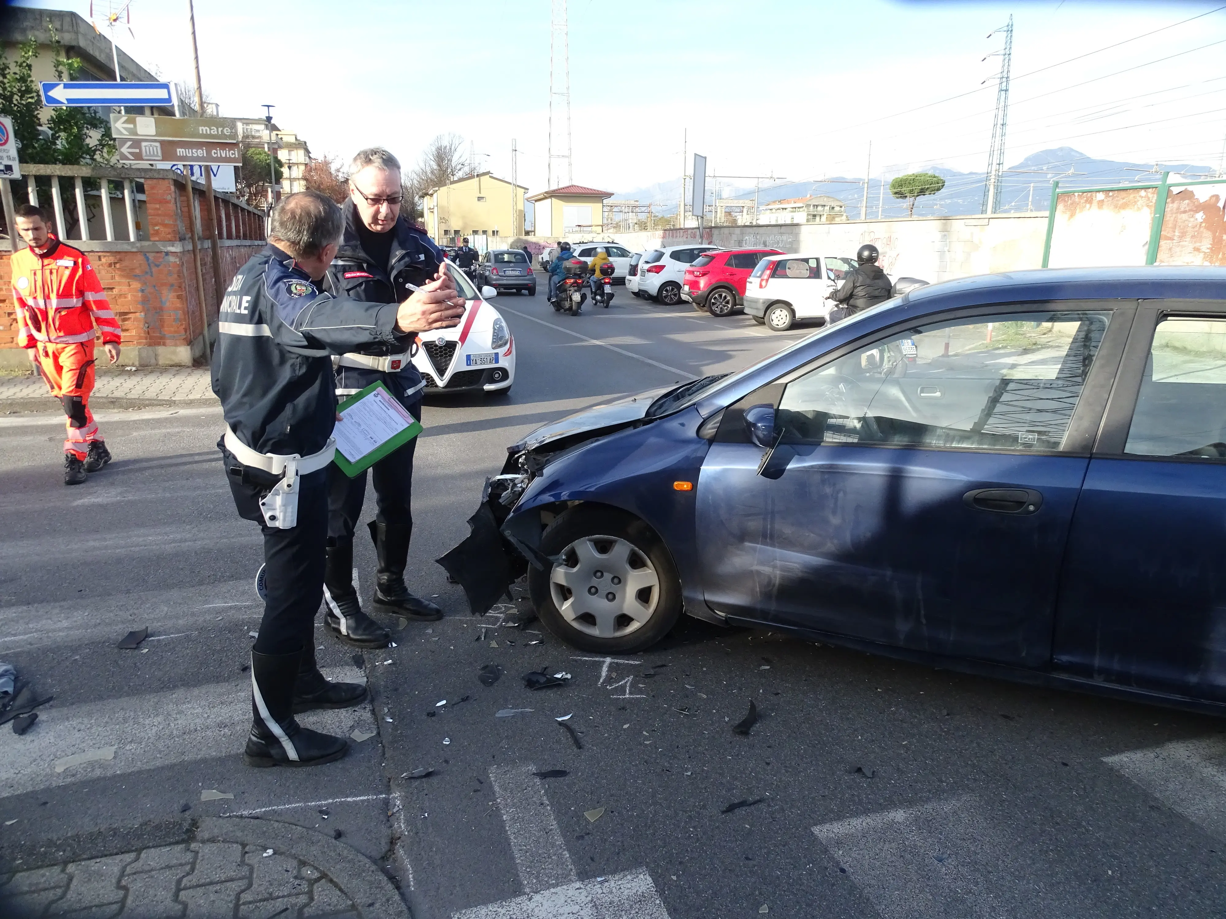 Scontro auto-motorino, giovane rischia di perdere un piede