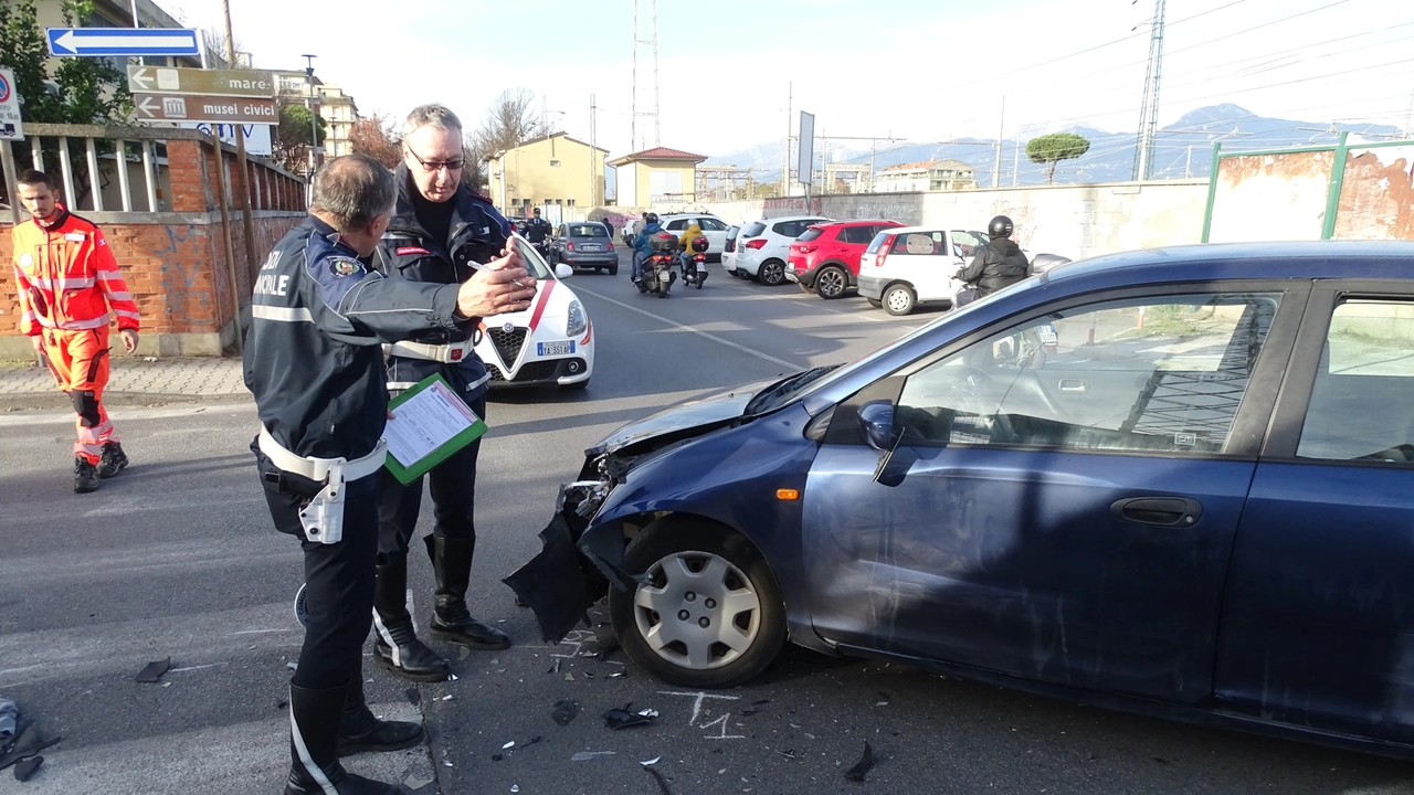 Viareggio, l'incidente stradale in via Burlamacchi (foto Umicini)