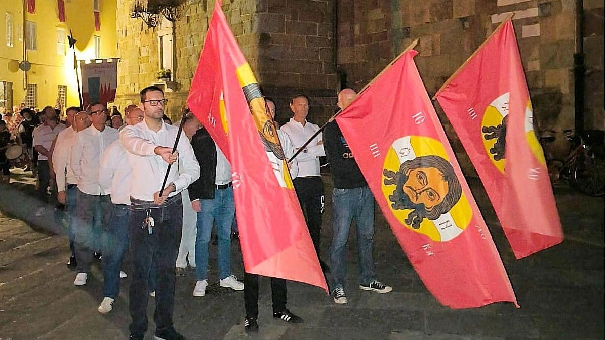 Lucca, infiltrati alla processione. E’ un gruppo di estrema destra. Comune e diocesi non sapevano