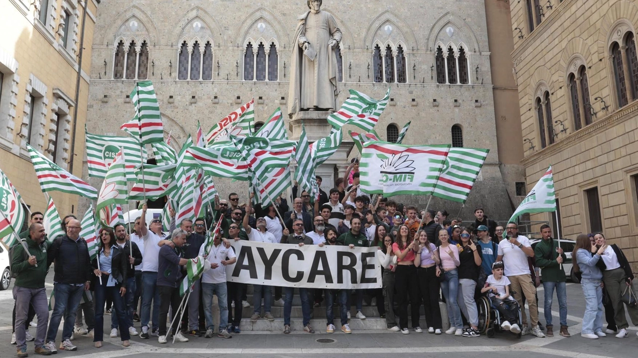 Una delle manifestazioni dei lavoratori di Paycare nel centro storico di Siena