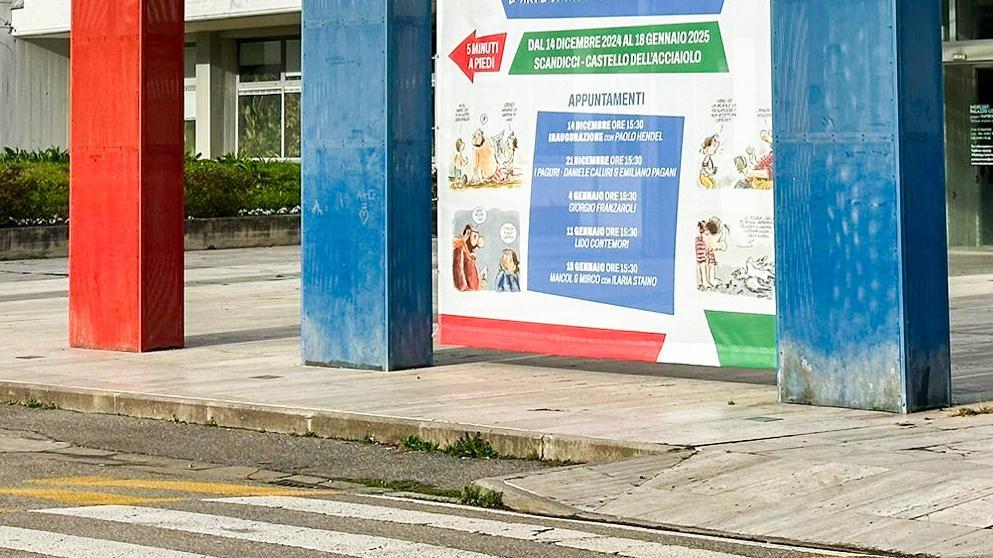 Volantini sugli archi del Comune. L’opposizione: "Abbandono totale"