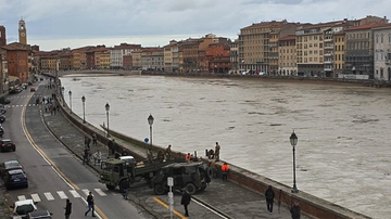 L’Arno allaga la Golena, decine di famiglie evacuate a Pisa e in provincia